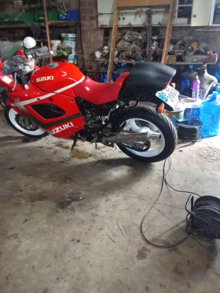 Suzuki GSX 600F Roja