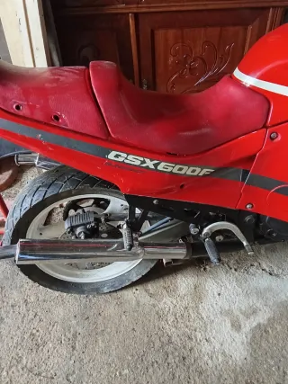 Suzuki GSX 600F Roja