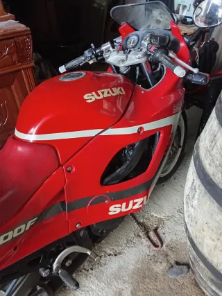 Suzuki GSX 600F Roja