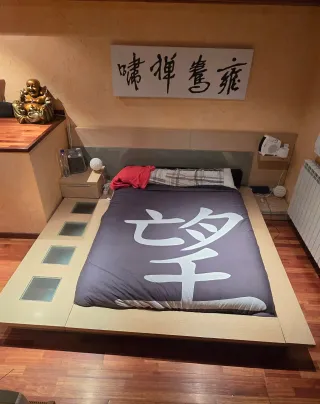 Cama estilo japonesa con detalles de cristal