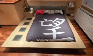 Cama estilo japonesa con detalles de cristal