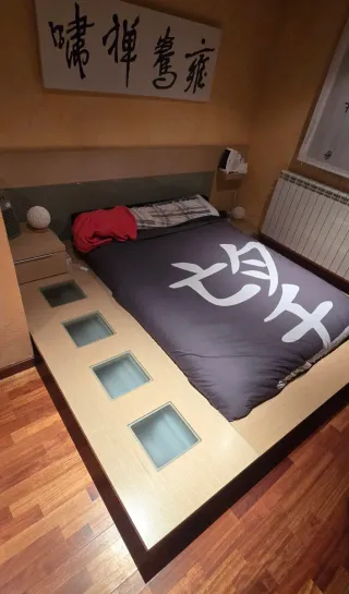 Cama estilo japonesa con detalles de cristal