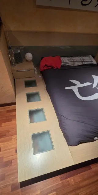 Cama estilo japonesa con detalles de cristal