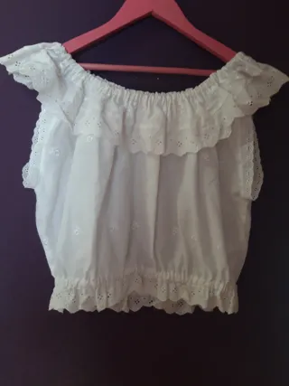 Blusa blanca bordada hombros descubiertos