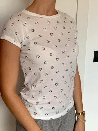 Camiseta blanca con corazones
