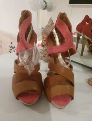 Sandalias de tacón marrón y rosa