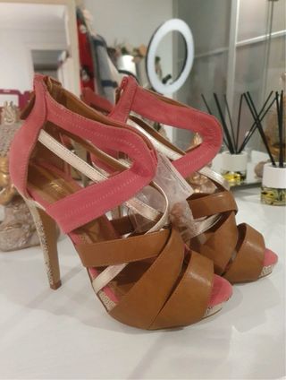 Sandalias de tacón marrón y rosa