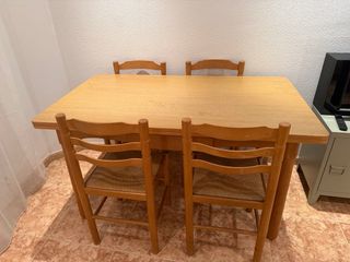 Mesa y 4 sillas de roble