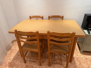 Mesa y 4 sillas de roble