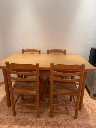 Mesa y 4 sillas de roble