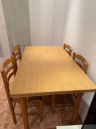 Mesa y 4 sillas de roble