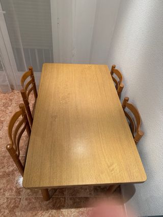 Mesa y 4 sillas de roble