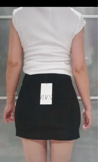 Falda negra con detalles plateados