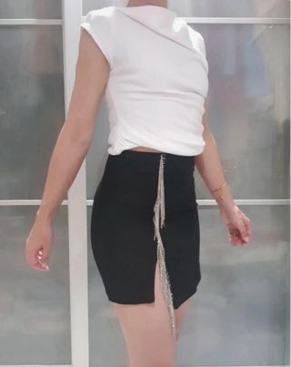 Falda negra con detalles plateados