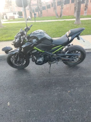 Kawasaki Z900 Naked Negra y Verde