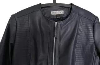 Chaqueta de cuero Isaco azul oscuro.