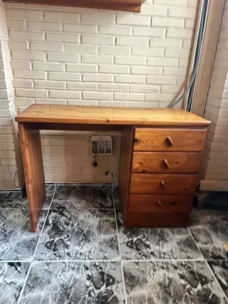 Escritorio de madera con cajones