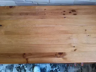 Escritorio de madera con cajones