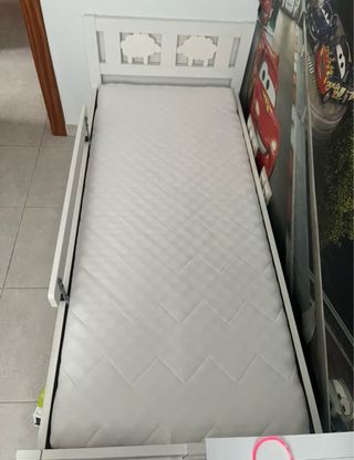 Cama infantil blanca con colchón