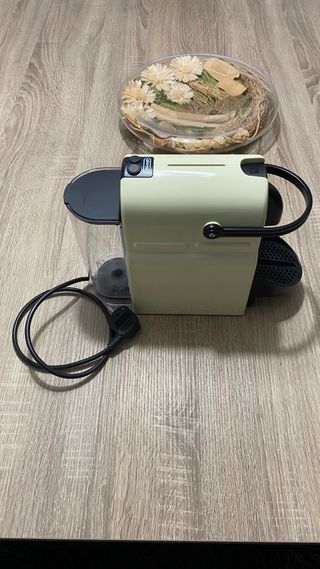 Cafetera Nespresso DeLonghi Beige