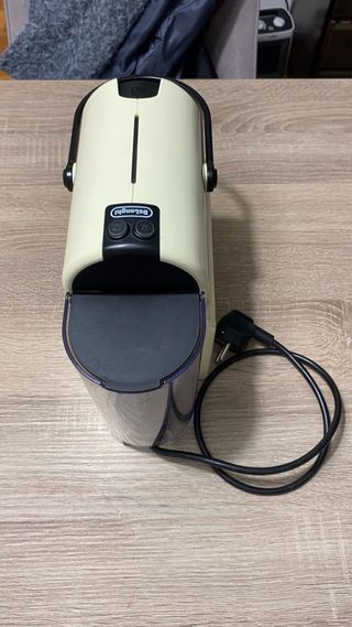 Cafetera Nespresso DeLonghi Beige