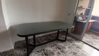 Mesa de cristal y metal