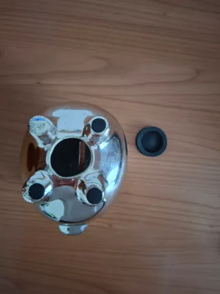 Salvadanaio a forma di maialino lucido