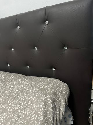 Cabecero de piel sintética marrón