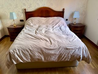 Habitación completa: cama, mesillas y cómoda