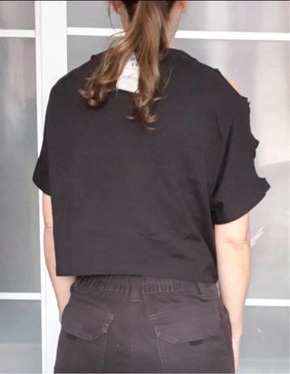 Camiseta negra con cortes