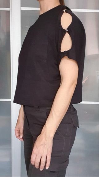 Camiseta negra con cortes