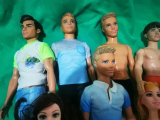 Lote de muñecos Ken y muñecas embarazadas
