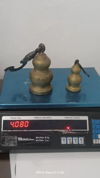 Antiguos pilones para romana o decoración