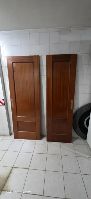 Puertas madera marrones 72 y 60 cm
