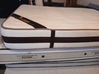 Materasso memory foam e sommier con piedi