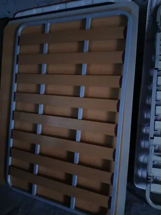 Materasso memory foam e sommier con piedi