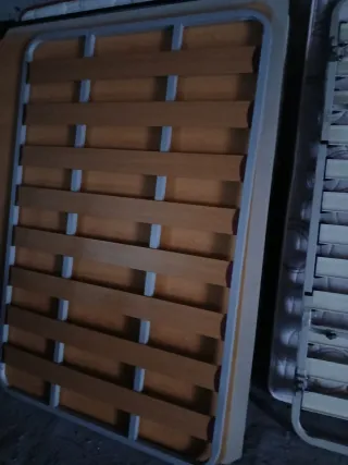 Materasso memory foam e sommier con piedi