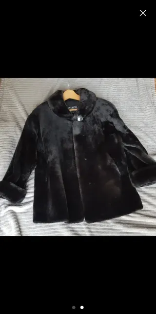 Abrigo de piel negro talla 44 pero no es XXL