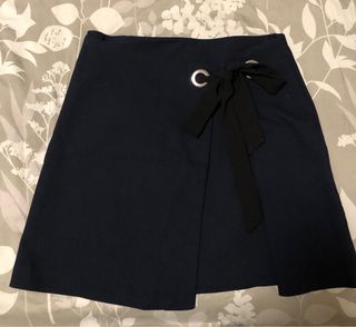 Minifalda azul marino cruzada con lazo
