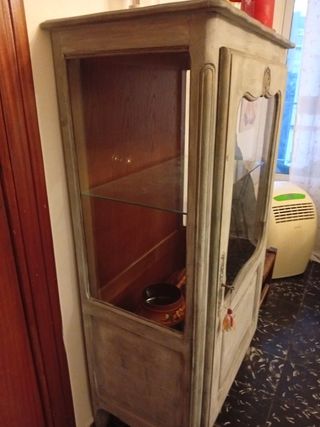 Vitrina rústica de madera y cristal