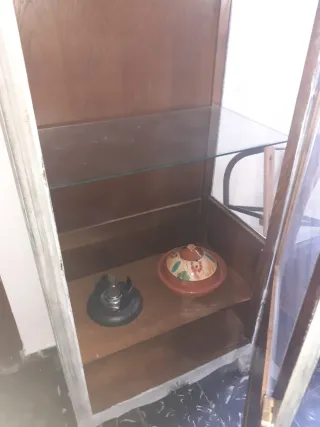 Vitrina rústica de madera y cristal