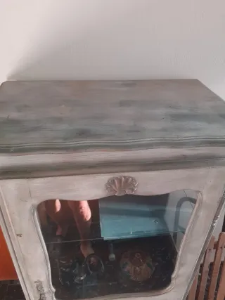 Vitrina rústica de madera y cristal