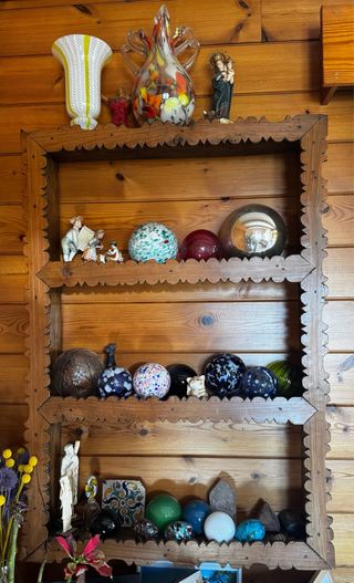 Mueble estantería antiguo con adornos de cristal