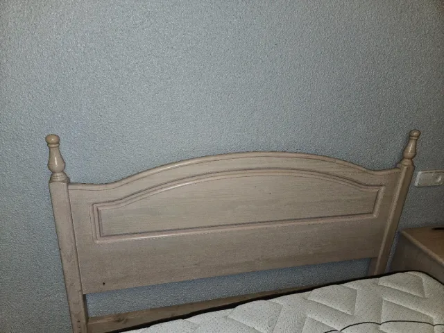 Cabecero 135cm y 2 mesillas de madera. Pino macizo