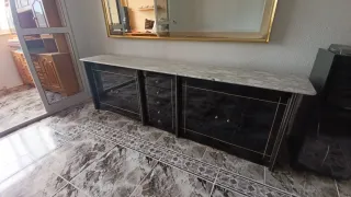 Mueble de salón negro y dorado