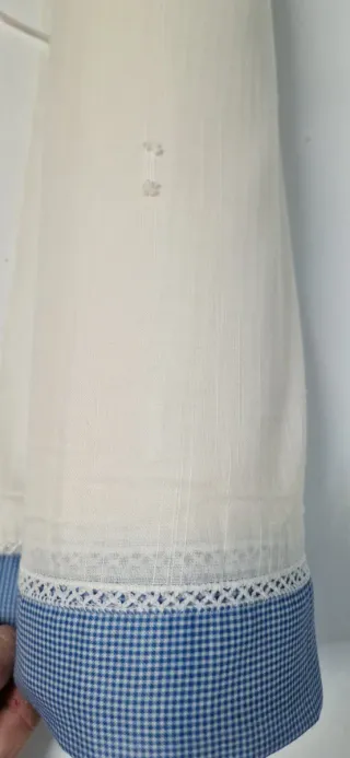 Cortina bordada con flores y ventanas