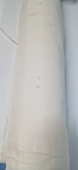 Cortina bordada con flores y ventanas