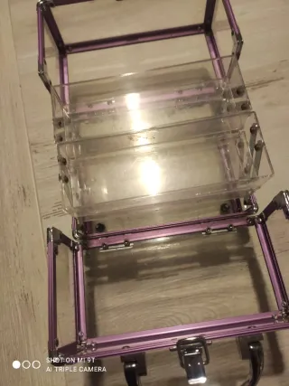 Neceser transparente con detalles morados