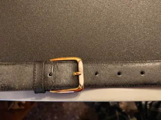 Conjunto de cinturónes de vestir marrón y negro.