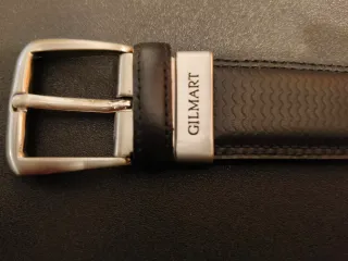 Conjunto de cinturónes de vestir marrón y negro.